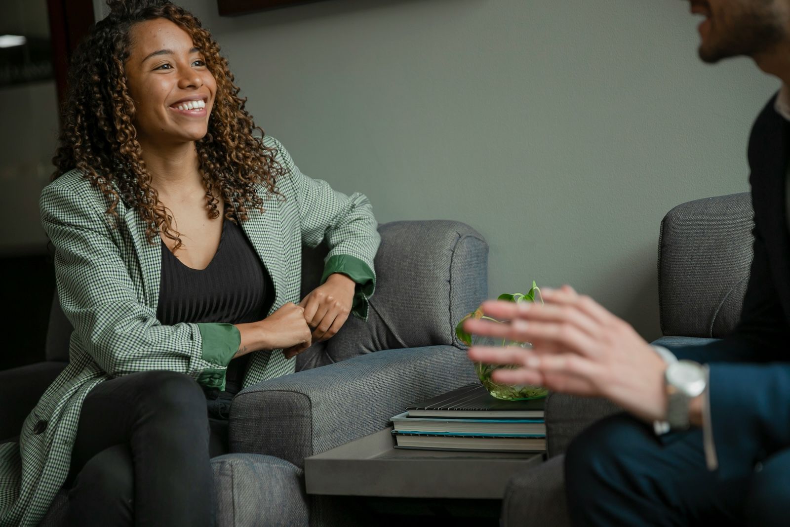 Banker discuss open account with investor